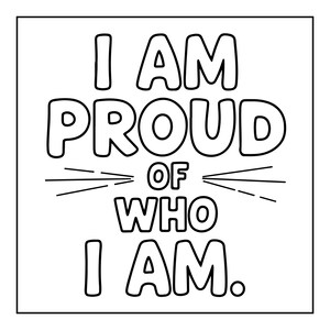Pu&ograve; includere: Una stampa grafica quadrata in bianco e nero con il testo in grassetto e contornato I AM PROUD OF WHO I AM. Le parole sono disposte su quattro righe con linee orizzontali decorative che si estendono dai lati della parola OF al centro.