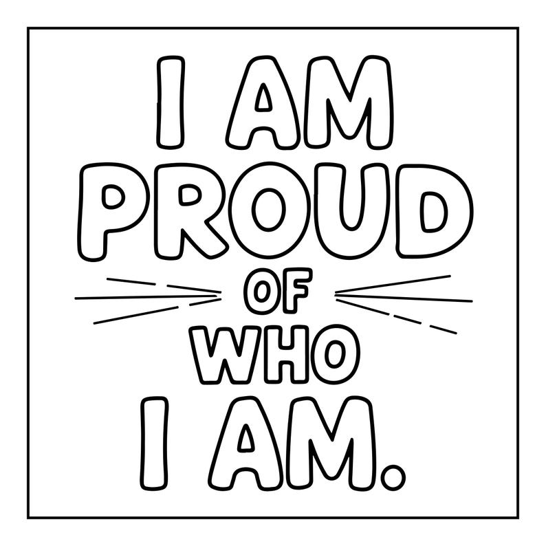 Pu&ograve; includere: Una stampa grafica quadrata in bianco e nero con il testo in grassetto e contornato I AM PROUD OF WHO I AM. Le parole sono disposte su quattro righe con linee orizzontali decorative che si estendono dai lati della parola OF al centro.
