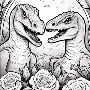 Pu&ograve; includere: Un'illustrazione in bianco e nero a tratto che raffigura due dinosauri raptor l'uno di fronte all'altro. I dinosauri sono circondati da rose dettagliate in primo piano e incorniciati da un bordo ad arco con motivi a foglie e uccelli.