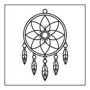 Pu&ograve; includere: Un'illustrazione in bianco e nero al tratto di un acchiappasogni. La cornice circolare contiene un motivo a ragnatela simmetrico a forma di fiore. Cinque elementi pendenti scendono dal basso, ognuno con una perlina e una forma di piuma.