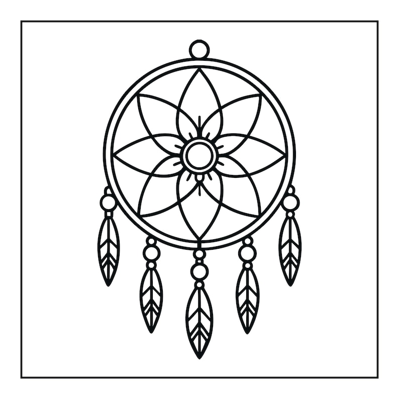 Pu&ograve; includere: Un'illustrazione in bianco e nero al tratto di un acchiappasogni. La cornice circolare contiene un motivo a ragnatela simmetrico a forma di fiore. Cinque elementi pendenti scendono dal basso, ognuno con una perlina e una forma di piuma.
