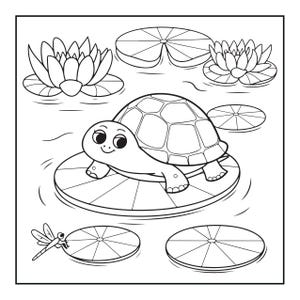 以下が含まれることがあります： 池の大きなスイレンの葉の上で休んでいる笑顔のカメを描いた白黒の線画イラスト。このシーンには、2輪の咲いているスイレンの花、水面に浮かぶいくつかの追加のスイレンの葉、そして葉の上に止まっている小さなトンボが含まれています。