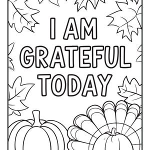 Pu&ograve; includere: Una pagina da colorare in bianco e nero con il testo I AM GRATEFUL TODAY al centro. Il disegno &egrave; incorniciato da varie foglie autunnali in alto e sui lati, con una zucca e un tacchino illustrati nella parte inferiore della pagina.