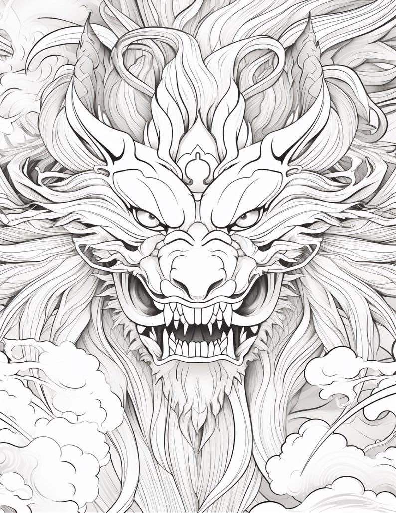 Puede incluir: Una ilustraci&oacute;n detallada en blanco y negro de una cabeza de drag&oacute;n mirando al frente. El drag&oacute;n presenta dientes afilados, una expresi&oacute;n amenazante y una melena fluida. Patrones de nubes estilizadas rodean la parte inferior de la criatura.