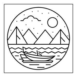 Op de afbeelding: Een cirkelvormige zwart-wit lijntekening met een kleine boot die op golvend water in de voorgrond drijft. Op de achtergrond bevinden zich vier driehoekige bergtoppen, een enkele wolk en een cirkelvormige zon tegen een sterrenhemel.