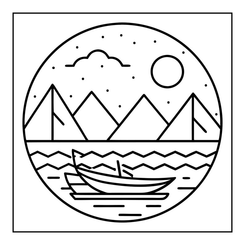 Op de afbeelding: Een cirkelvormige zwart-wit lijntekening met een kleine boot die op golvend water in de voorgrond drijft. Op de achtergrond bevinden zich vier driehoekige bergtoppen, een enkele wolk en een cirkelvormige zon tegen een sterrenhemel.