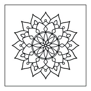 Pu&ograve; includere: Un disegno a linee bianche e nere di un motivo mandala simmetrico. Il design presenta un nucleo circolare centrale circondato da molteplici strati di forme appuntite simili a petali e piccoli accenti circolari, il tutto racchiuso in un bordo quadrato.