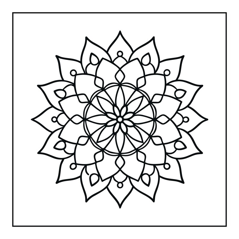 Pu&ograve; includere: Un disegno a linee bianche e nere di un motivo mandala simmetrico. Il design presenta un nucleo circolare centrale circondato da molteplici strati di forme appuntite simili a petali e piccoli accenti circolari, il tutto racchiuso in un bordo quadrato.