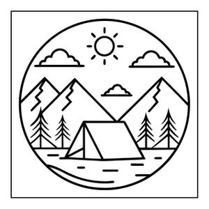 Op de afbeelding: Een zwart-witte cirkelvormige lijntekening met een kampeertent voor een bergketen. De sc&egrave;ne bevat vier dennenbomen, drie wolken en een zon met stralen die in de lucht boven de bergen is geplaatst.