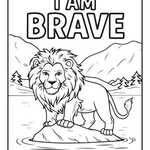Pu&ograve; includere: Una pagina da colorare in bianco e nero raffigurante un leone in piedi su una roccia in mezzo a uno specchio d'acqua. Sullo sfondo si vedono montagne e pini. Il testo I AM BRAVE &egrave; stampato in lettere maiuscole in cima alla pagina.