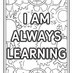 Pu&ograve; includere: Una pagina da colorare in bianco e nero con il testo I AM ALWAYS LEARNING in lettere maiuscole in grassetto e contornate. Lo sfondo &egrave; riempito con una variet&agrave; di ingranaggi meccanici di diverse dimensioni, il tutto racchiuso in un bordo.
