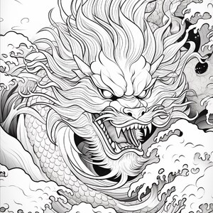Puede incluir: Una ilustraci&oacute;n de arte lineal en blanco y negro que presenta un drag&oacute;n detallado con una melena fluida y escamas, emergiendo de olas oce&aacute;nicas estilizadas. El drag&oacute;n tiene la boca abierta mostrando dientes afilados y bigotes largos.