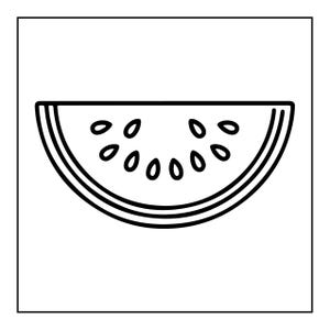 Pu&ograve; includere: Un'illustrazione in bianco e nero a linee di una fetta di anguria. Il grafico presenta un bordo inferiore curvo con il contorno della buccia e un bordo superiore piatto. L'interno della fetta contiene diversi piccoli contorni di semi ovali.