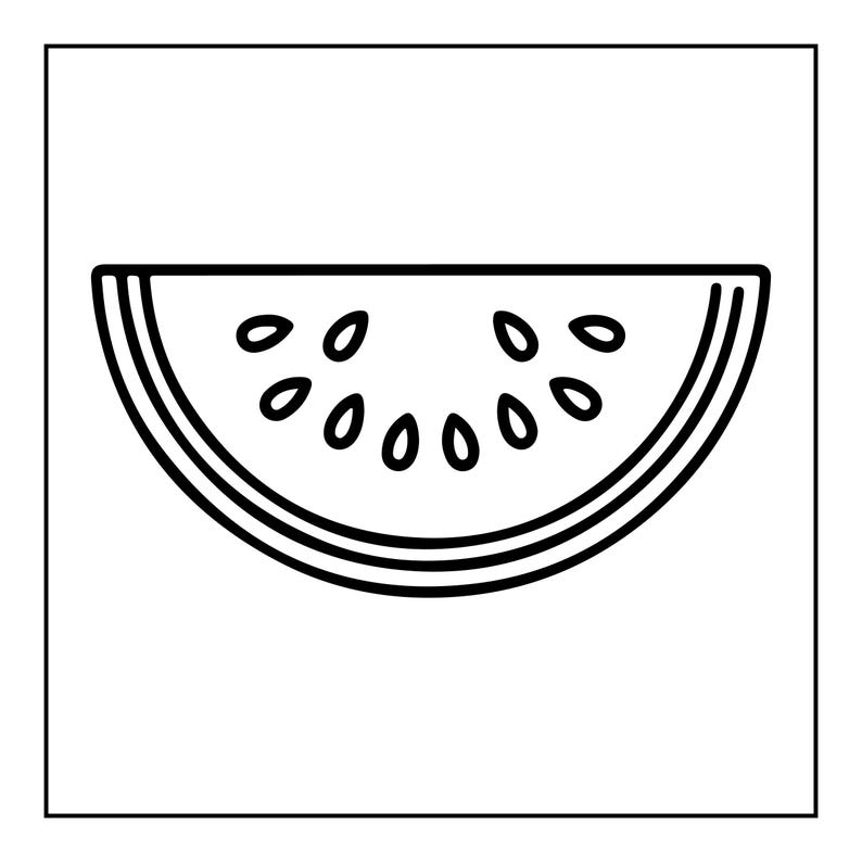 Pu&ograve; includere: Un'illustrazione in bianco e nero a linee di una fetta di anguria. Il grafico presenta un bordo inferiore curvo con il contorno della buccia e un bordo superiore piatto. L'interno della fetta contiene diversi piccoli contorni di semi ovali.