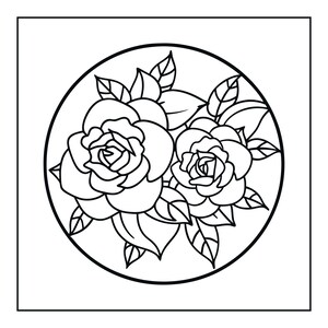 Pu&ograve; includere: Un'illustrazione in bianco e nero a tratto che raffigura due rose con petali stratificati e diverse foglie appuntite, il tutto racchiuso in un bordo circolare. Il design utilizza contorni netti per definire le forme floreali e il fogliame.