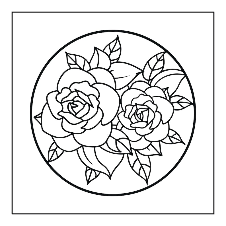 Pu&ograve; includere: Un'illustrazione in bianco e nero a tratto che raffigura due rose con petali stratificati e diverse foglie appuntite, il tutto racchiuso in un bordo circolare. Il design utilizza contorni netti per definire le forme floreali e il fogliame.