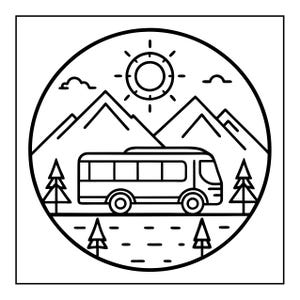 Op de afbeelding: Een zwart-witte cirkelvormige lijntekening met een bus die op een weg rijdt. De sc&egrave;ne bevat gestileerde bergen op de achtergrond, een zon met stralen erboven en verschillende dennenbomen langs de weg en in het landschap.