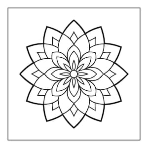Pu&ograve; includere: Un'illustrazione a tratto in bianco e nero di un motivo mandala floreale simmetrico. Il design presenta un cerchio centrale circondato da pi&ugrave; strati di petali appuntiti e sovrapposti disposti in una formazione radiale e circolare.