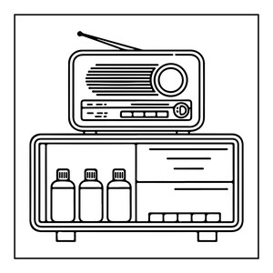 Peut inclure: Une illustration en noir et blanc au trait repr&eacute;sentant une radio rectangulaire avec une antenne plac&eacute;e au-dessus d'un meuble. Le meuble contient trois petites bouteilles sur la gauche et deux &eacute;tag&egrave;res horizontales sur la droite.