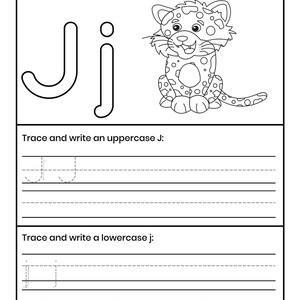Pu&ograve; includere: Una scheda didattica in bianco e nero con il testo Color the letter Jj and a Jaguar, un'illustrazione di un giaguaro e la lettera Jj. Sotto ci sono sezioni per tracciare e scrivere una J maiuscola e una j minuscola su delle righe.