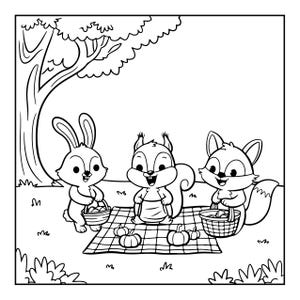 Op de afbeelding: Een zwart-wit kleurplaat met een konijn, een eekhoorn en een vos die op een geblokt picknickkleed onder een boom zitten. De dieren houden kleine gevlochten mandjes vast en er liggen verschillende kleine pompoenen op het kleed.