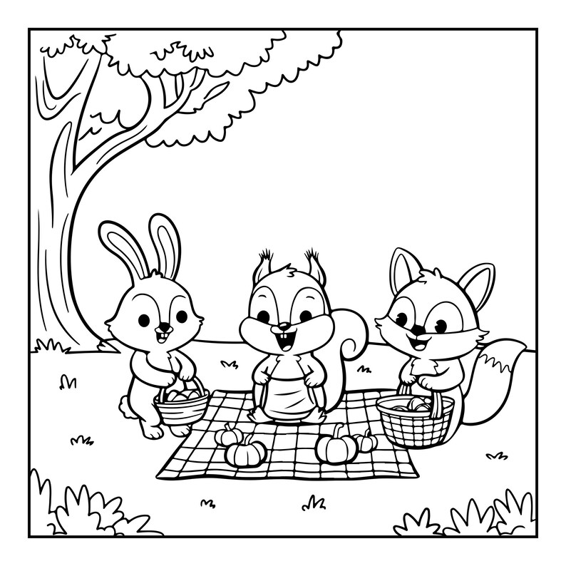 Op de afbeelding: Een zwart-wit kleurplaat met een konijn, een eekhoorn en een vos die op een geblokt picknickkleed onder een boom zitten. De dieren houden kleine gevlochten mandjes vast en er liggen verschillende kleine pompoenen op het kleed.