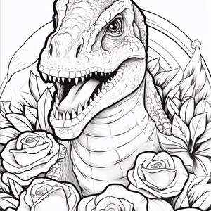 Pu&ograve; includere: Un'illustrazione in bianco e nero a tratto che presenta una testa di dinosauro dettagliata con la bocca aperta e denti affilati, circondata da diverse rose in fiore e fogliame disposti in una composizione circolare.