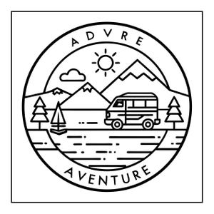 Op de afbeelding: Een cirkelvormige zwart-wit lijntekening met een camper geparkeerd bij een meer met bergen, bomen, een zon en een wolk op de achtergrond. De tekst ADVRE staat in een boog bovenaan en het woord AVENTURE staat in een boog onderaan.