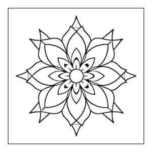 Pu&ograve; includere: Un'illustrazione in bianco e nero a tratto di un fiore simmetrico con pi&ugrave; strati di petali appuntiti che si irradiano da un nucleo circolare centrale, racchiuso all'interno di un sottile bordo quadrato su sfondo bianco.