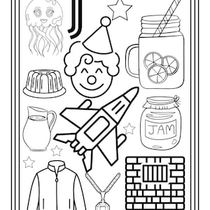 Puede incluir: Una p&aacute;gina para colorear en blanco y negro con la letra J, una medusa, una estrella, un payaso, un frasco con pajita y rodajas de c&iacute;tricos, un pastel bundt, una jarra, un cohete, un frasco con la etiqueta JAM, una chaqueta, un collar y un muro.