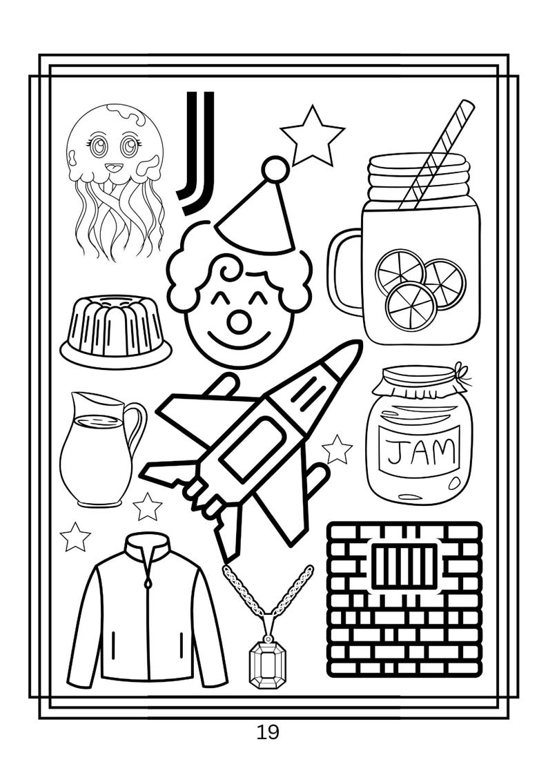 Puede incluir: Una p&aacute;gina para colorear en blanco y negro con la letra J, una medusa, una estrella, un payaso, un frasco con pajita y rodajas de c&iacute;tricos, un pastel bundt, una jarra, un cohete, un frasco con la etiqueta JAM, una chaqueta, un collar y un muro.