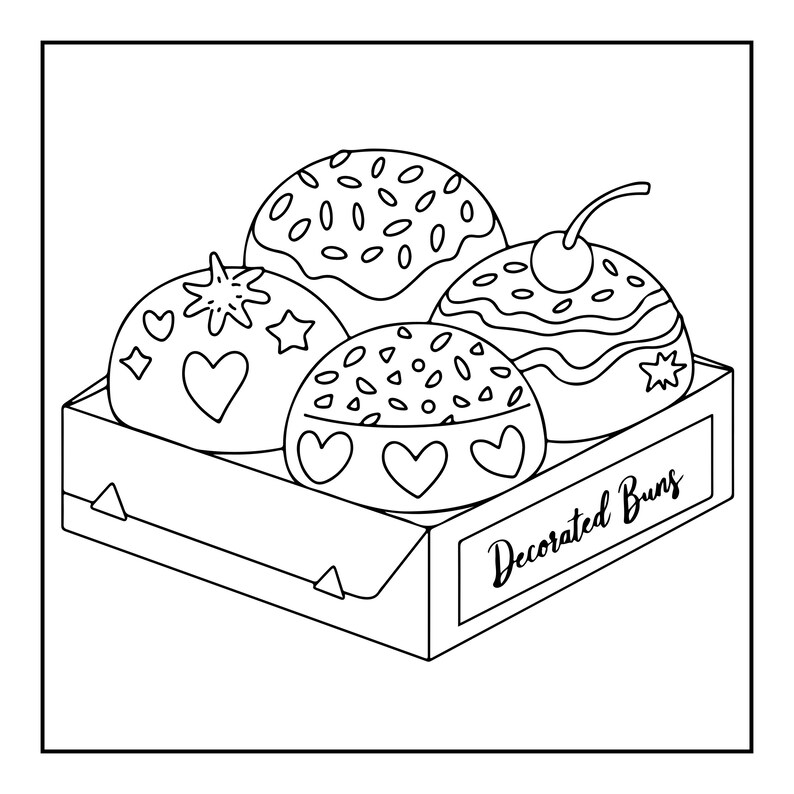 Pu&ograve; includere: Un'illustrazione in bianco e nero a tratto di quattro panini decorati in una scatola quadrata. I panini presentano varie decorazioni tra cui cuori, stelle, granelli e una ciliegia. Sul lato della scatola &egrave; stampato il testo Decorated Buns.