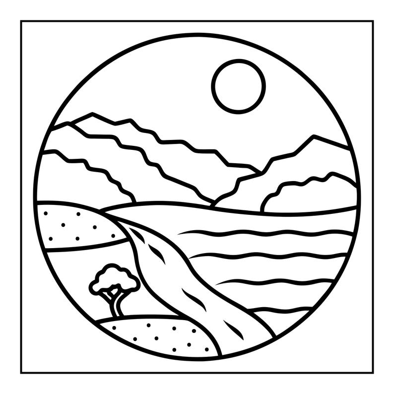 Op de afbeelding: Een cirkelvormige zwart-wit lijntekening die een landschap weergeeft. De afbeelding toont een zon aan de hemel, grillige bergketens op de achtergrond, een stromende rivier door het midden en een kleine boom op een heuvel met gras.