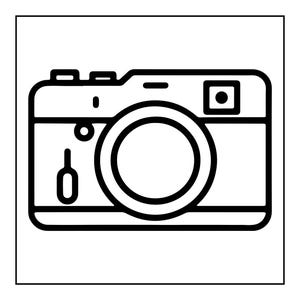 Op de afbeelding: Een zwart-wit lijntekening-icoon van een digitale camera. De afbeelding toont een rechthoekige camerabehuizing met een prominente ronde lens in het midden, een kleine vierkante zoeker in de rechterbovenhoek en een ontspanknop aan de bovenkant.