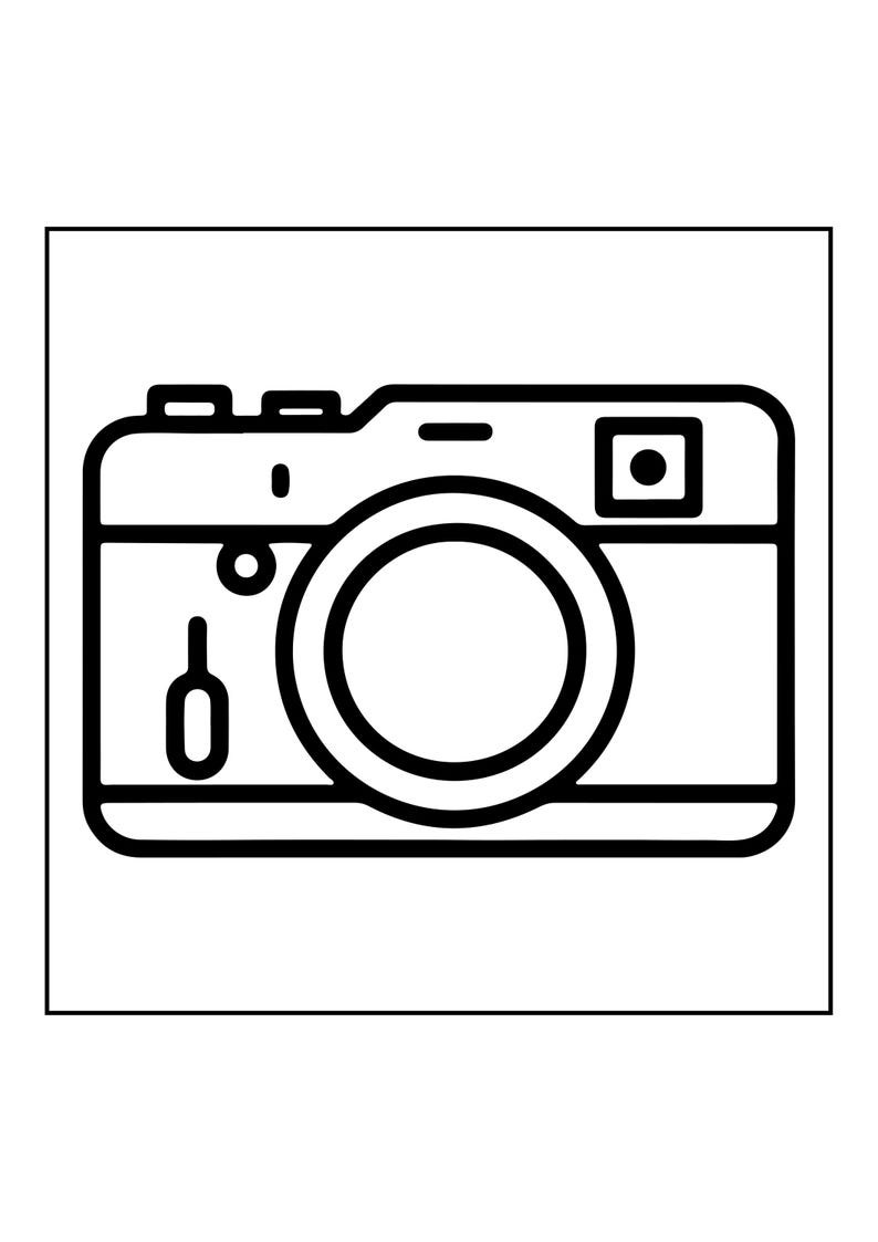 Op de afbeelding: Een zwart-wit lijntekening-icoon van een digitale camera. De afbeelding toont een rechthoekige camerabehuizing met een prominente ronde lens in het midden, een kleine vierkante zoeker in de rechterbovenhoek en een ontspanknop aan de bovenkant.