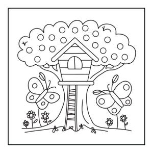 以下が含まれることがあります： 丸い葉を持つ大きな木の上に建てられたツリーハウスを描いた、白黒の線画の塗り絵用イラストです。アーチ型の窓が一つある家へと続く梯子が描かれています。下部には二匹の蝶と小さな花が配置されています。