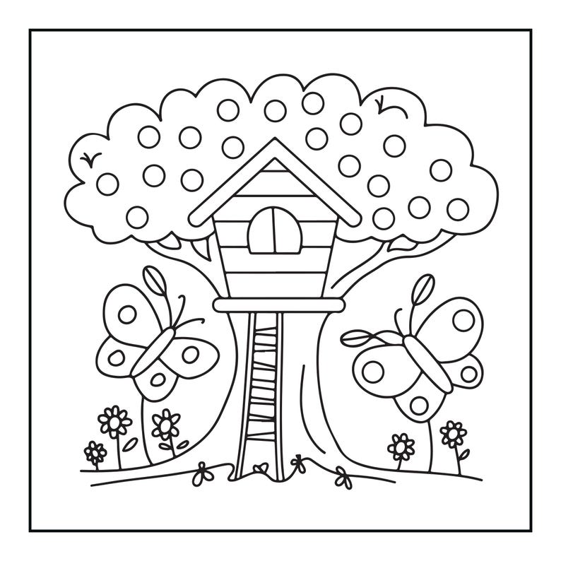 以下が含まれることがあります： 丸い葉を持つ大きな木の上に建てられたツリーハウスを描いた、白黒の線画の塗り絵用イラストです。アーチ型の窓が一つある家へと続く梯子が描かれています。下部には二匹の蝶と小さな花が配置されています。
