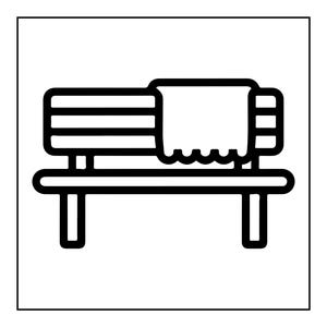 Peut inclure: Une ic&ocirc;ne en art lin&eacute;aire noir et blanc repr&eacute;sentant un banc de parc avec une couverture ou une serviette rectangulaire drap&eacute;e sur le dossier. Le banc pr&eacute;sente un dossier &agrave; lattes et une assise plate soutenue par deux pieds verticaux.