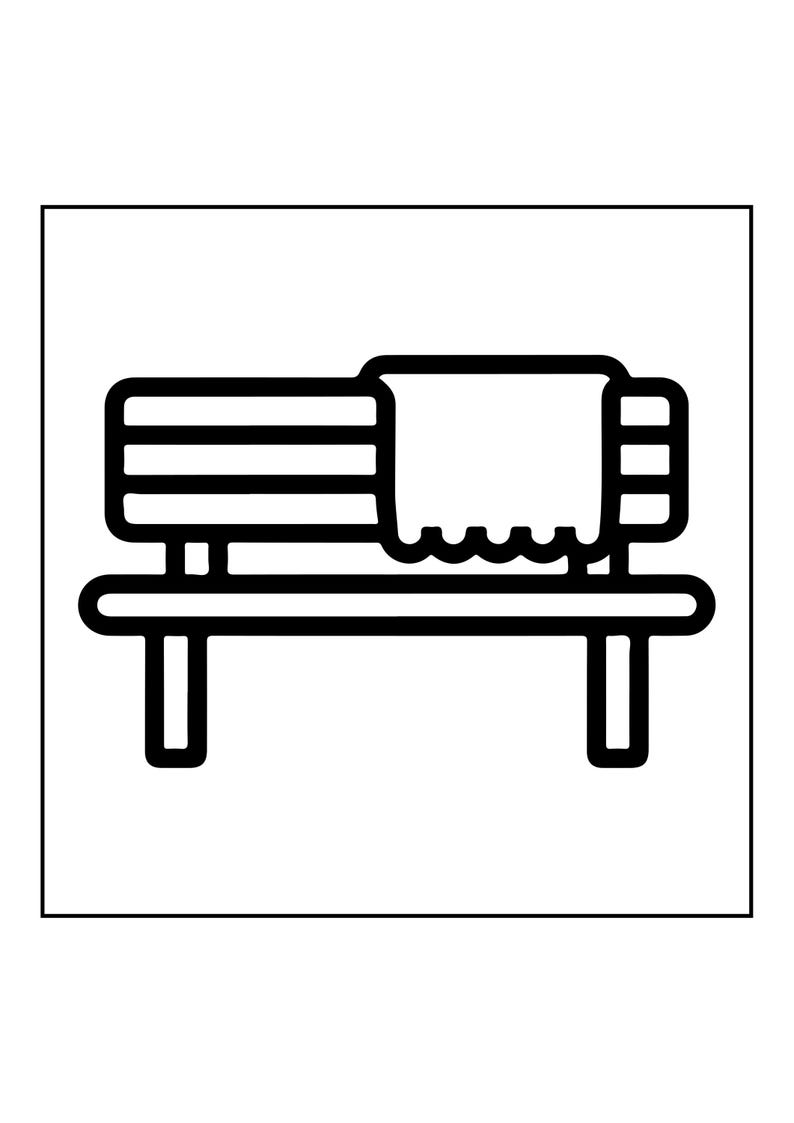 Peut inclure: Une ic&ocirc;ne en art lin&eacute;aire noir et blanc repr&eacute;sentant un banc de parc avec une couverture ou une serviette rectangulaire drap&eacute;e sur le dossier. Le banc pr&eacute;sente un dossier &agrave; lattes et une assise plate soutenue par deux pieds verticaux.