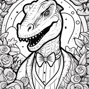 Pu&ograve; includere: Un'illustrazione in bianco e nero a tratto che raffigura un dinosauro che indossa una giacca da smoking, un gilet a righe e un papillon. Il dinosauro &egrave; incorniciato da un bordo circolare circondato da numerosi fiori di rosa e foglie dettagliate.