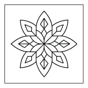 Pu&ograve; includere: Un'illustrazione in bianco e nero a tratto di una forma geometrica simmetrica a otto punte, simile a una stella o a un fiore. Il design presenta petali appuntiti a forma di foglia che si irradiano da un centro, ognuno con un piccolo rombo.