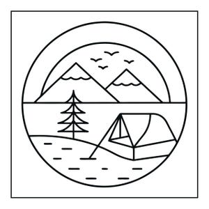 Op de afbeelding: Een cirkelvormige zwart-wit lijntekening die een kampeersc&egrave;ne weergeeft. Het ontwerp bevat twee bergtoppen, een enkele naaldboom, een tent en een kleine zwerm vogels die in de lucht vliegen, alles binnen een cirkelvormige rand.