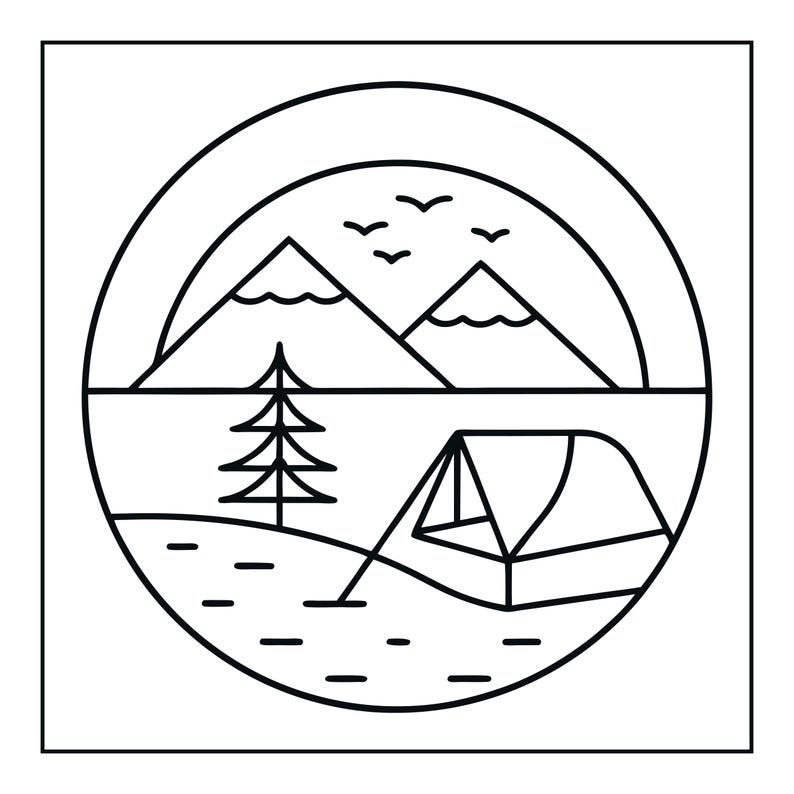 Op de afbeelding: Een cirkelvormige zwart-wit lijntekening die een kampeersc&egrave;ne weergeeft. Het ontwerp bevat twee bergtoppen, een enkele naaldboom, een tent en een kleine zwerm vogels die in de lucht vliegen, alles binnen een cirkelvormige rand.