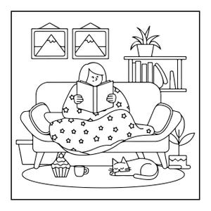 K&ouml;nnte beinhalten: Eine schwarz-wei&szlig;e Strichzeichnung einer Person, die auf einem Sofa sitzt und ein Buch liest, w&auml;hrend sie in eine Decke mit Sternenmuster eingewickelt ist. Eine schlafende Katze, ein Cupcake und eine Tasse befinden sich auf dem Boden.