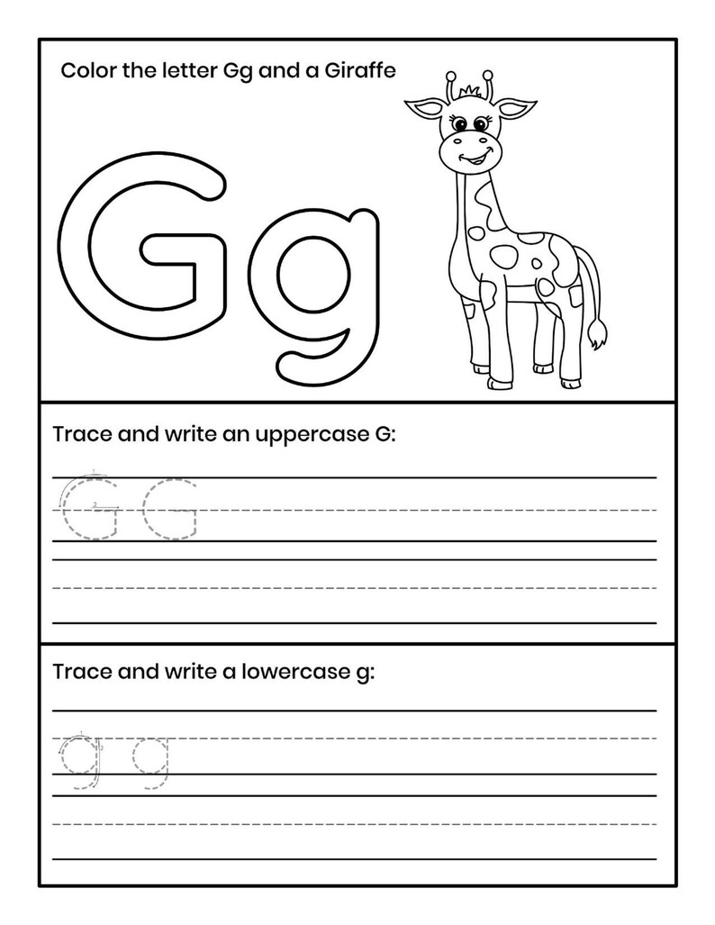 Pu&ograve; includere: Una scheda didattica in bianco e nero con il testo Color the letter Gg and a Giraffe, una grande lettera Gg maiuscola e minuscola, un disegno al tratto di una giraffa e sezioni per ricalcare e scrivere la G e la g su righe prestampate.