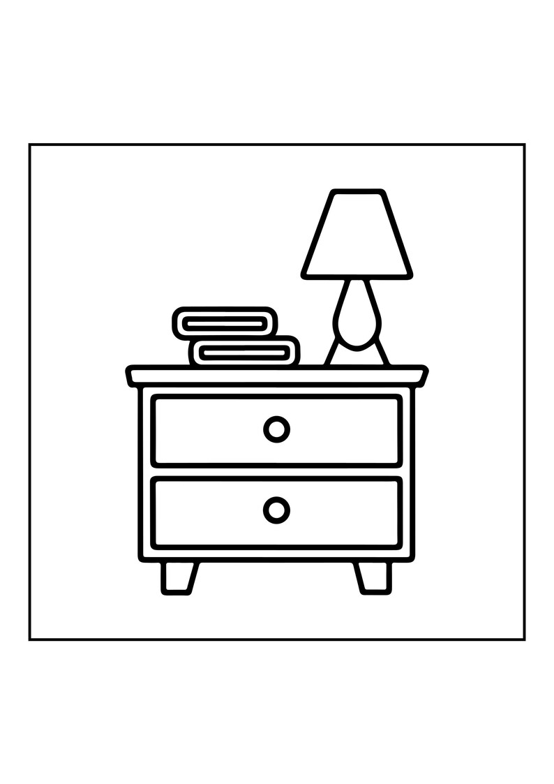 Peut inclure: Une illustration en noir et blanc au trait repr&eacute;sentant une table de chevet &agrave; deux tiroirs, avec une lampe et une pile de deux livres sur le dessus. La table poss&egrave;de quatre pieds courts et des boutons circulaires sur chaque tiroir.