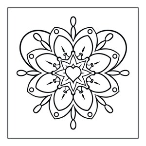 Pu&ograve; includere: Un'illustrazione in bianco e nero a tratto che presenta un design a mandala floreale simmetrico. L'elemento centrale &egrave; una piccola forma a cuore circondata da un motivo a stella, con petali stratificati e accenti ovali disposti in cerchio.