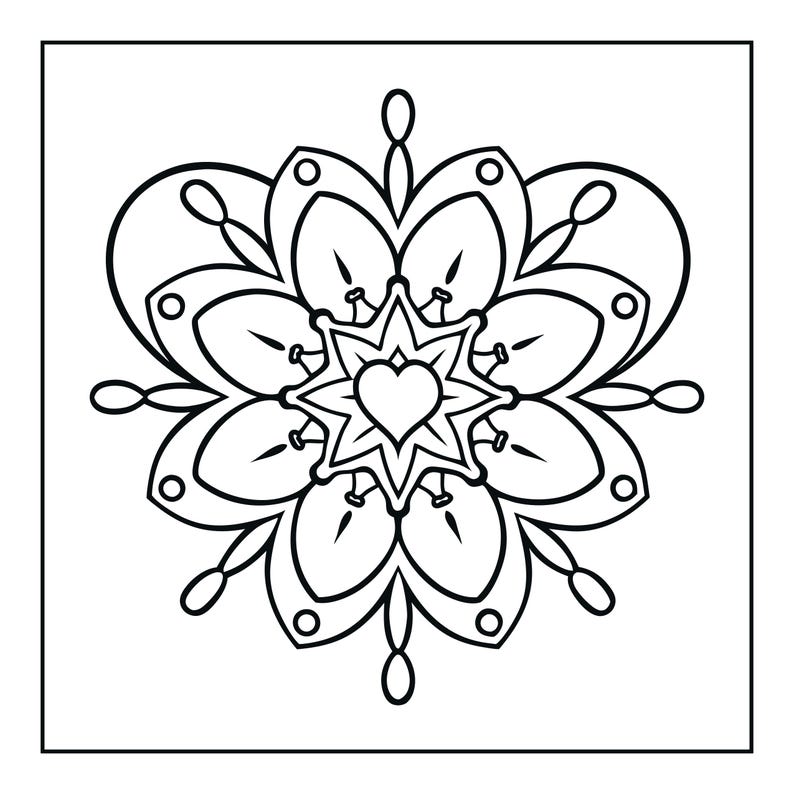 Pu&ograve; includere: Un'illustrazione in bianco e nero a tratto che presenta un design a mandala floreale simmetrico. L'elemento centrale &egrave; una piccola forma a cuore circondata da un motivo a stella, con petali stratificati e accenti ovali disposti in cerchio.