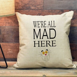 Almohada &quot;Estamos todos locos aquí&quot; Almohada con frase de Alicia en el país de las maravillas de Lewis Carroll PCP25