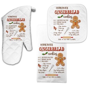Könnte beinhalten: Ein Set aus drei weißen Küchentüchern mit einem Lebkuchenmann und dem Rezept für selbstgemachte Lebkuchen. Das Set beinhaltet einen Topflappen, einen Ofenhandschuh und ein Geschirrtuch. Das Rezept enthält Zutaten wie weiche Butter, braunen Zucker, Melasse, Zimt, Piment, Ingwer, Mehl, Backpulver und Natron. Der Text auf den Küchentüchern lautet "Homemade Gingerbread Cookies".
